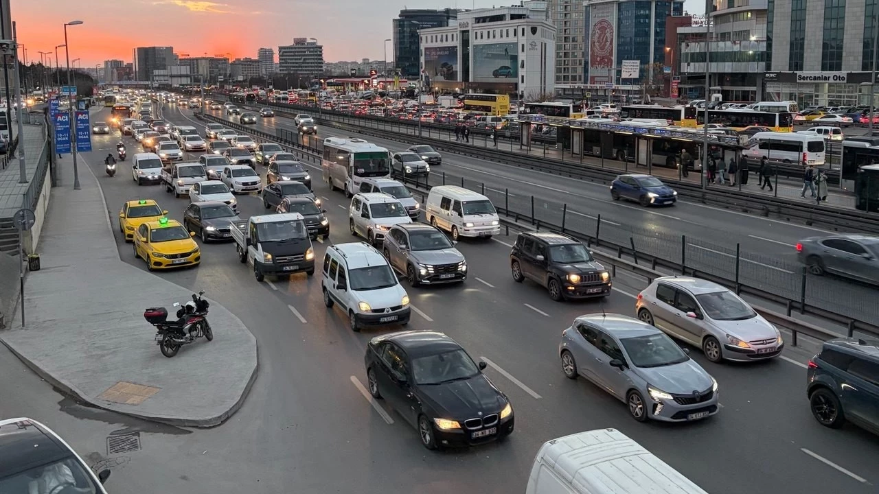 Yollar hızla yaşlanıyor! Her 4 araçtan biri 21 yaş üzerinde