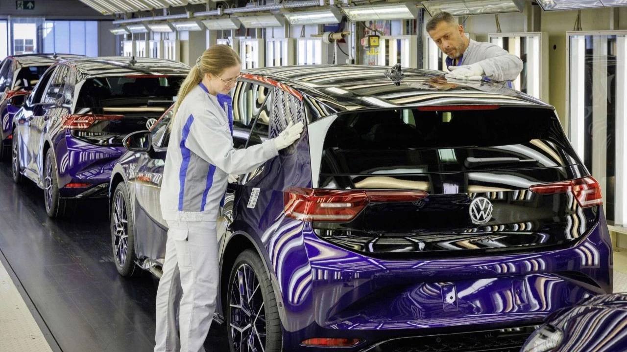 Volkswagen'in 35 bin kişiyi işten çıkarma planı sert yavaşladı: Hedefin 10 bin gerisinde!