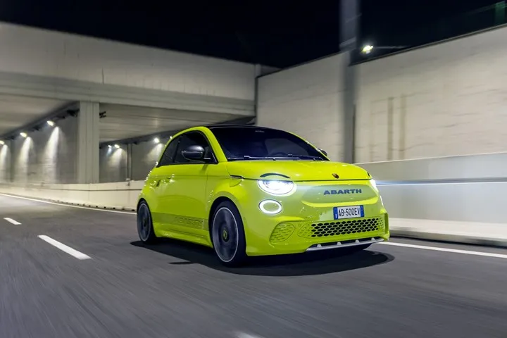 2023 Abarth 500e tanıtıldı: 155 hp güç ve yapay motor sesi