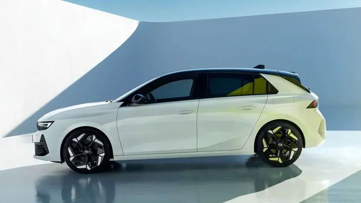 Yeni Opel Astra GSe, 225 beygirlik hibrit sistemiyle tanıtıldı