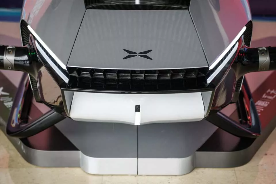 Çin'li firma Xpeng 'X2' isimli uçan otomobilini tanıttı!