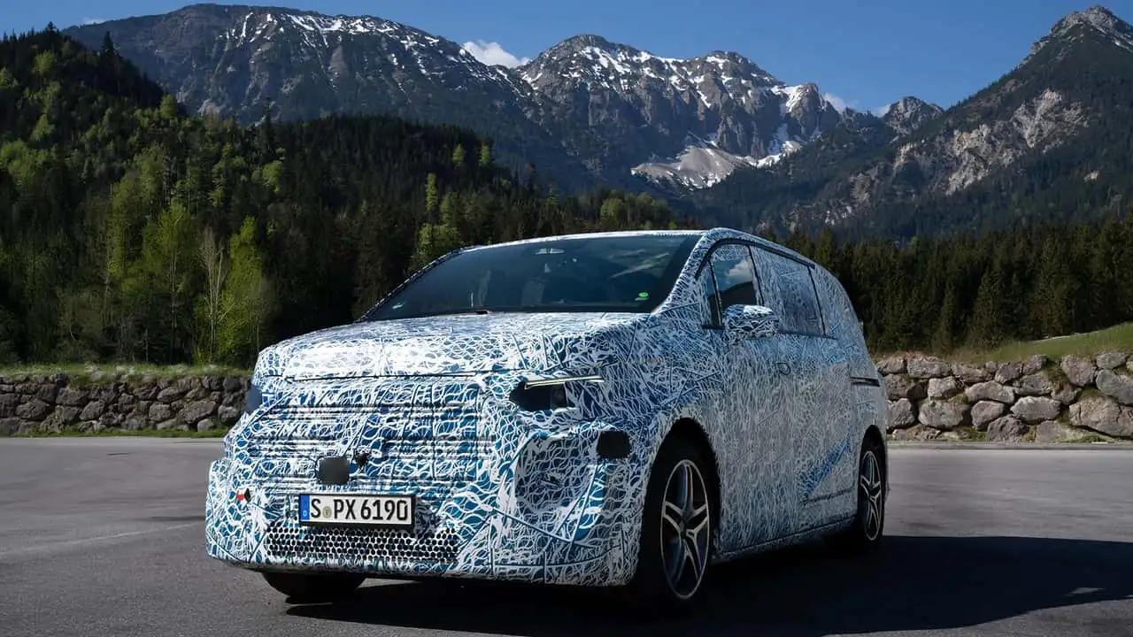 Mercedes, elektrikli minibüs ailesini Alplerde test ediyor
