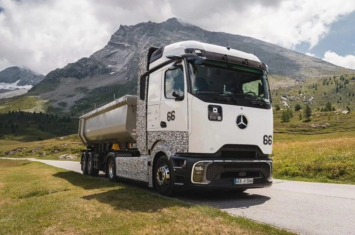 Daimler, hidrojenli çekicisini Alpler'de test ediyor