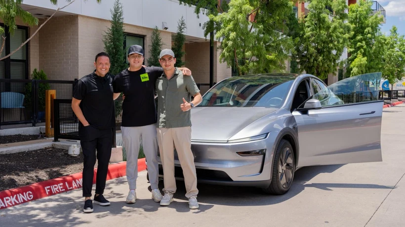 Tesla ilk kez tam otonom araç teslimatı yaptı: Model Y sahibinin evine kendi gitti!