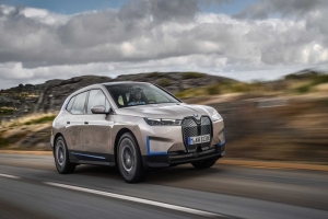 BMW elektrikli 'amiral gemisi' modeli iX'i tanıttı