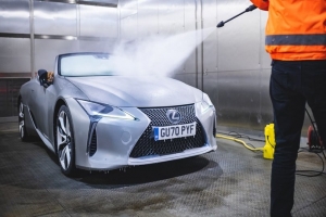 Üstü açık otomobili dondurucu soğukta test etti