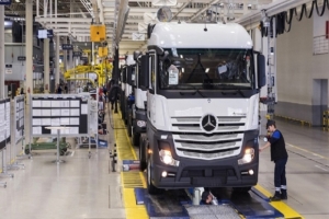Mercedes üretime ara veriyor, Tofaş hızı yavaşlatıyor