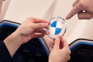 BMW logosunu değiştirdi