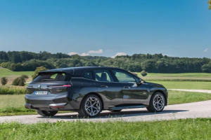 BMW, tek tuşla aracın rengini değiştiren teknolojisini tanıtacak