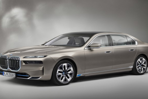 BMW 7 Serisi'nde bir ilk: 2022 BMW i7 elektrikli sedan tanıtıldı
