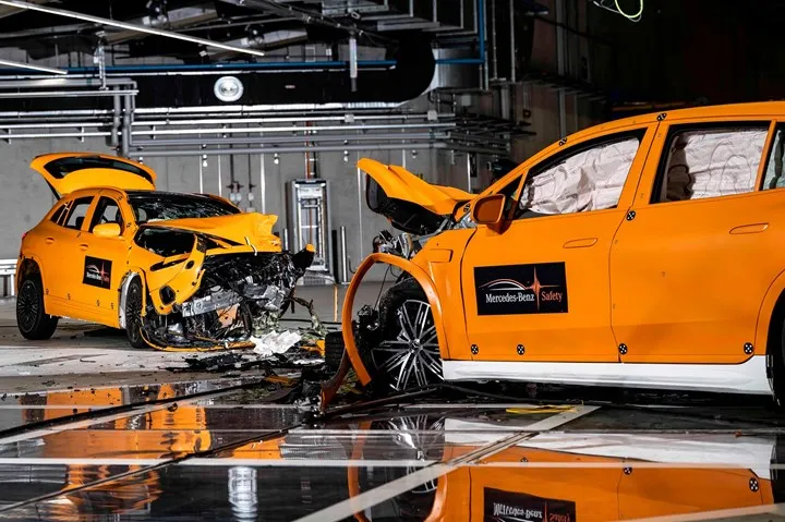 Mercedes iki elektrikli otomobilin çarpıştığı dünyanın ilk çarpışma testi videosunu yayınladı