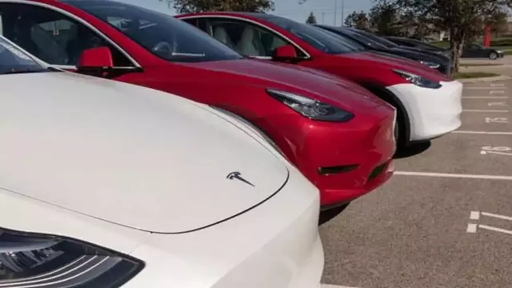 Tesla fiyat indirmeye devam ediyor
