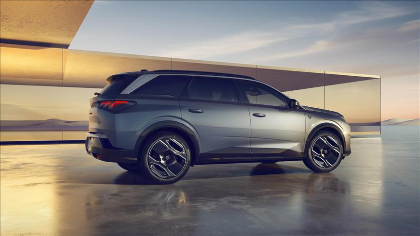 Peugeot 7 koltuklu SUV model E-5008'i tanıttı
