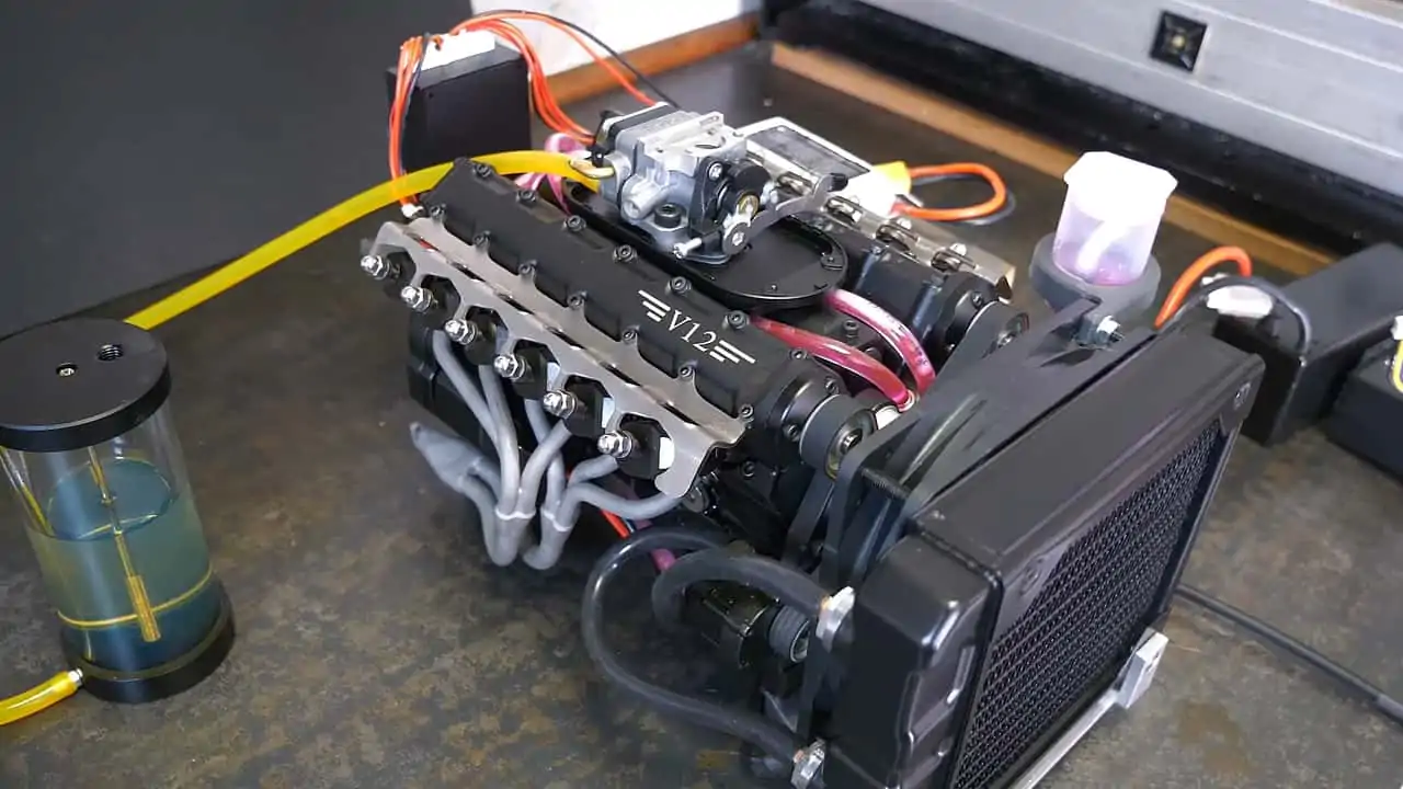 Küçük Ölçekli V12 Motor Devri 11.500 RPM'ye Çıkarken İzle ve Dinle