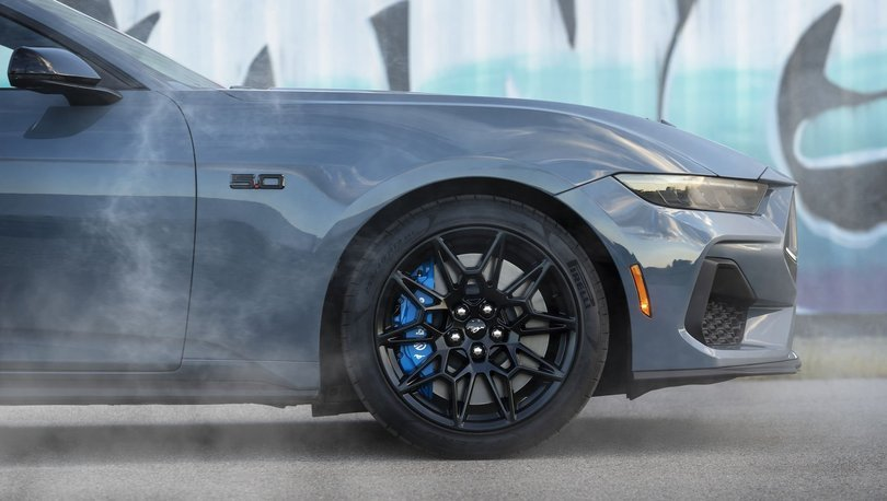 Yeni Mustang 5 litrelik V8 motor ile tanıtıldı