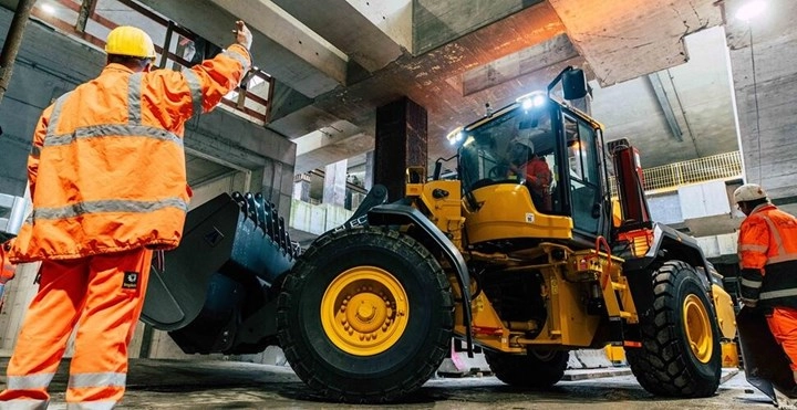 Avrupa'nın ilk 6 tonluk elektrikli yükleyicisi Volvo L120 Electric, sahaya çıktı