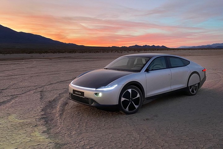 Dünyada ilk: Tek şarjla 7 ay kullanılabilen güneş enerjili otomobil tanıtıldı