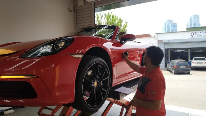 Lüks ve spor otomobiller uzmanlık istiyor