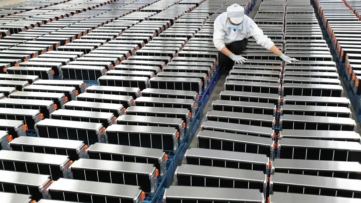 Çin, ihtiyacından üç kat daha fazla elektrikli otomobil pili üretecek