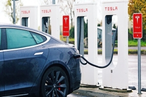 Tesla'nın Çin'de şarj istasyonu üretecek