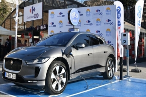 Market otoparkına elektrikli şarj istasyonu kurdu