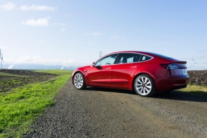 Tesla, Model 3 üretimine ara verdi