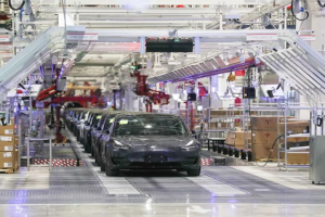 Tesla, Gigafactory Şanghay'da kapalı döngüye geçiyor: Çalışanlar, fabrikada kalacaklar