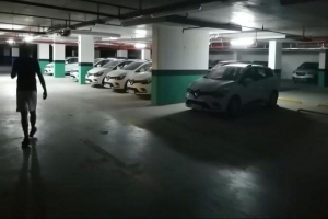 Sıfır otomobiller rezidansların otoparklarında stoklanıyor